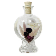 Afbeelding in Gallery-weergave laden, Grote hartvormige vaas met droogbloemen &quot;A touch of purple&quot;
