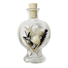 Afbeelding in Gallery-weergave laden, Grote hartvormige vaas met droogbloemen &quot;Black and white&quot;
