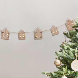 Kerstslinger met lampjes en houten peperkoekhuisjes